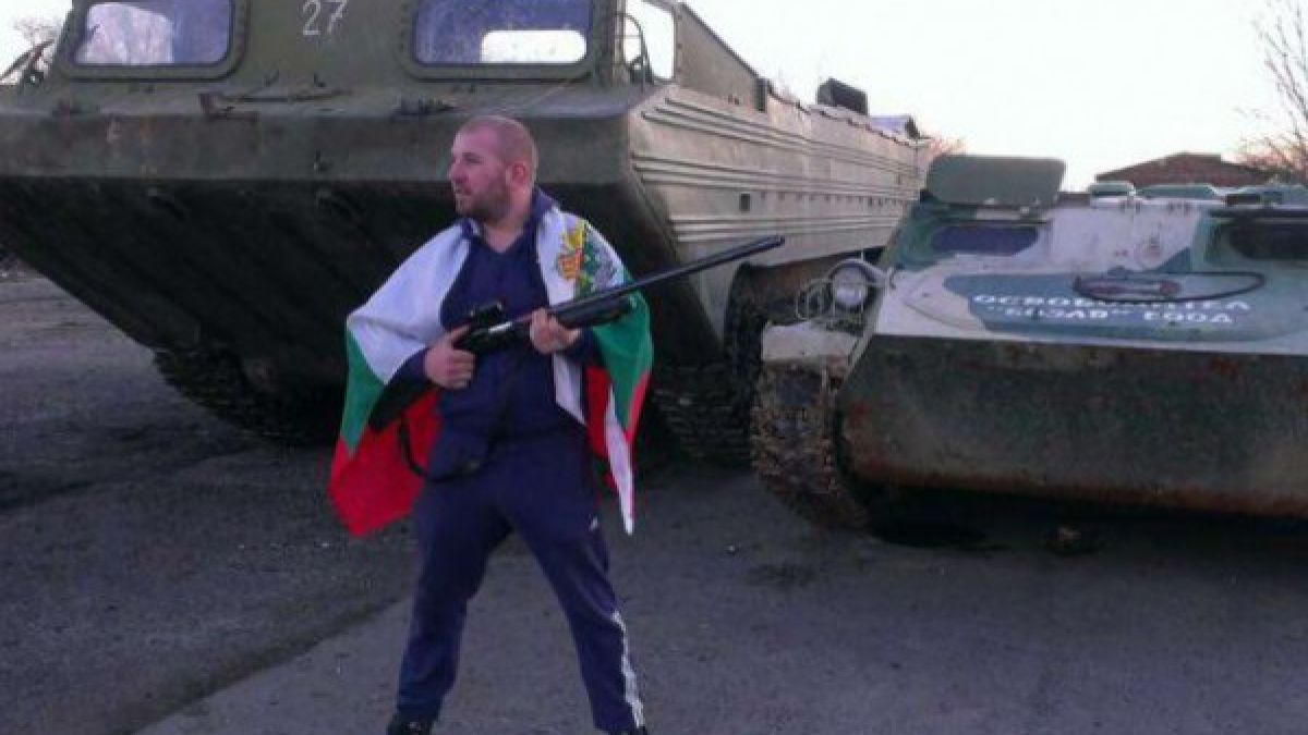 Bild се заяде с нашите ловци на бежанци - приличали на руски "зелени човечета"