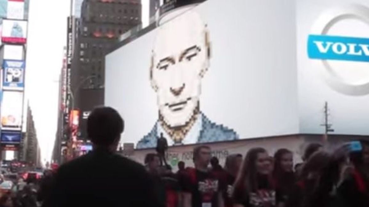 Нюйоркчани в стрес: Путин им намигна за секунди на „Таймс скуеър“ (ВИДЕО)