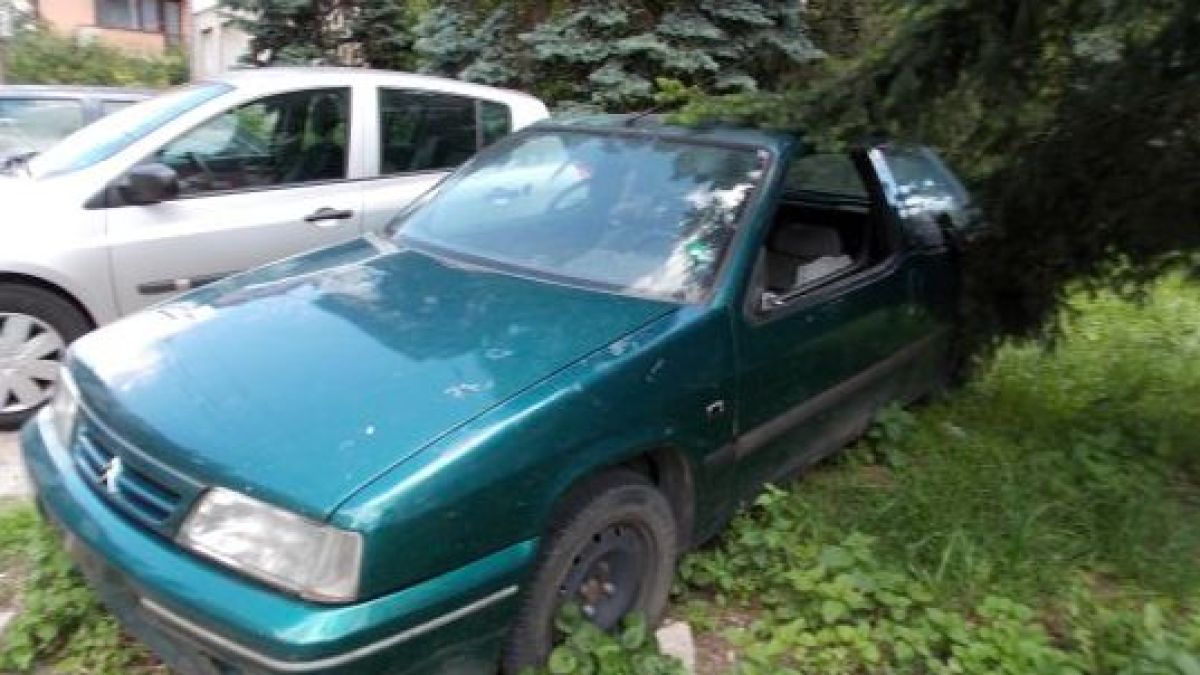 "Баровци": Столични клошари се ширят в автомобил, паркиран на тротоар (СНИМКА)