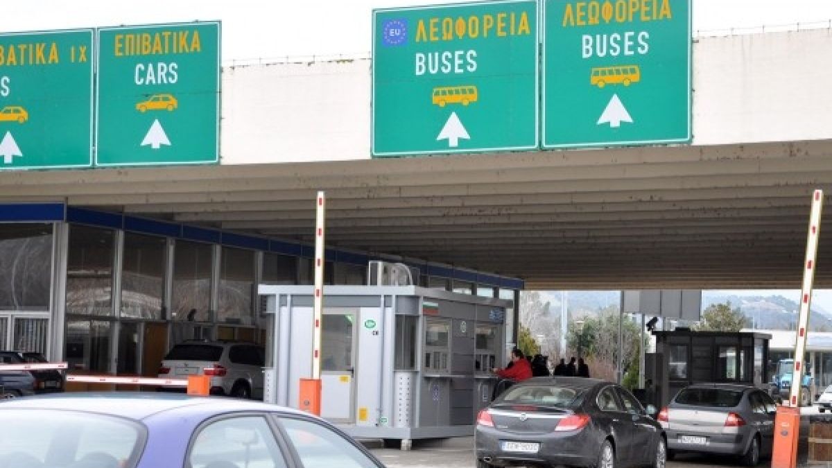 Километрична опашка се изви пред границата за Гърция
