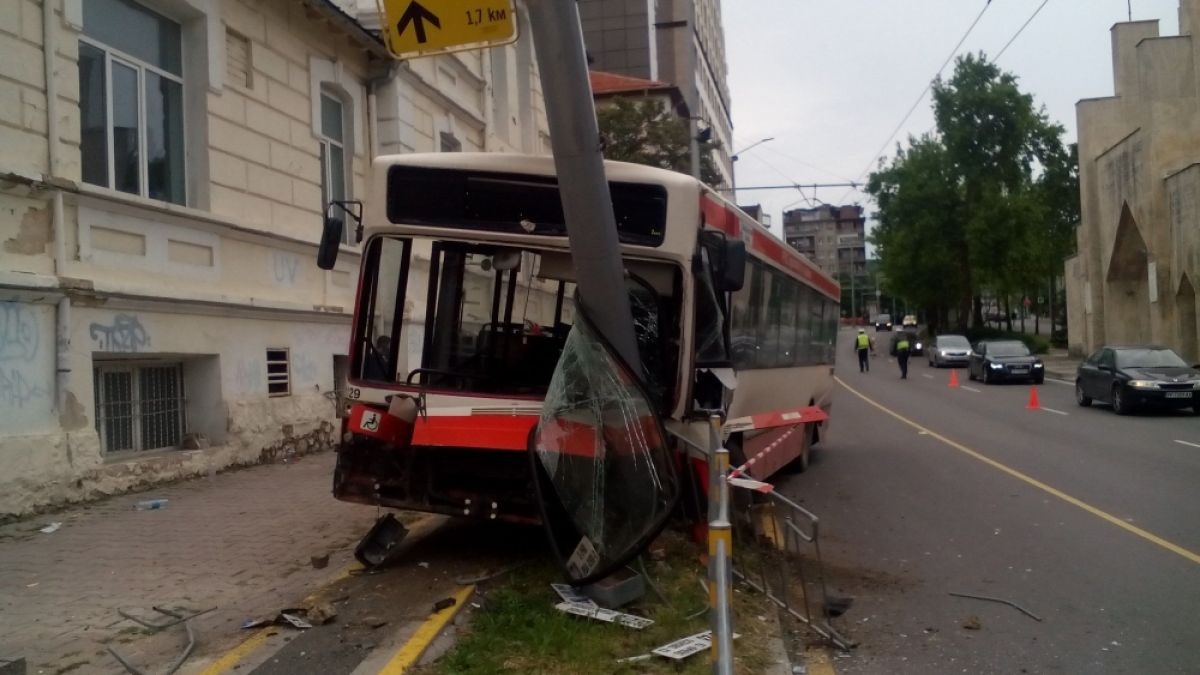 Шофьорът на катастрофиралия автобус във Варна: Прилоша ми и загубих контрол (СНИМКИ)