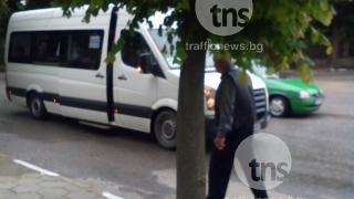 Наблъскаха 34-ма души в маршрутка в Пловдив (СНИМКИ)