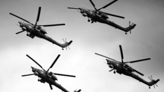 Изтребители Су-27 и вертолети Ми-28 дефилират в уникален строй (ВИДЕО)
