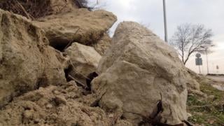 Огромна скала напълно блокира пътя между Белица и Загражден