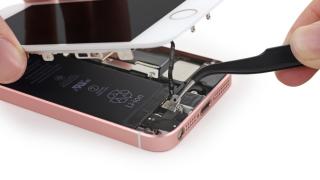 Парадокс: Плащат на работници на iPhone колкото струва апарата