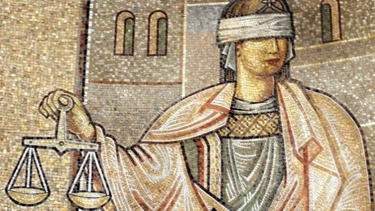 Прокурорка, призовала съседка чрез фейсбук, бе отрязана от шефски пост