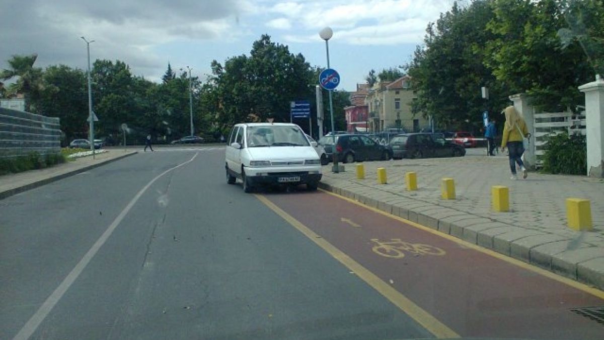 Ей така се паркира в Пловдив! Върху велоалеята в насрещното (СНИМКИ)
