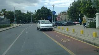 Ей така се паркира в Пловдив! Върху велоалеята в насрещното (СНИМКИ)
