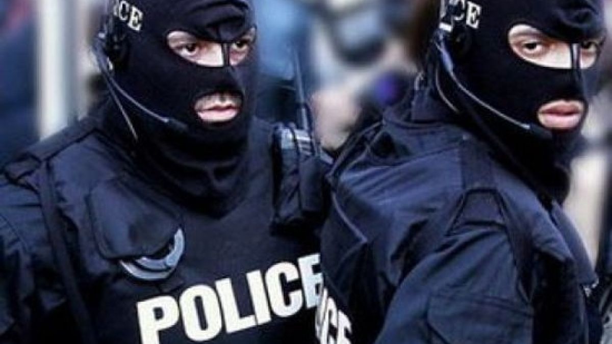 Спецакция в Дупница! Удариха банда с купища наркотици и боеприпаси