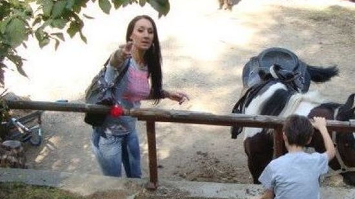 Съседката, закарала абитуриента Кристиан на бала, хвърли нова бомба!