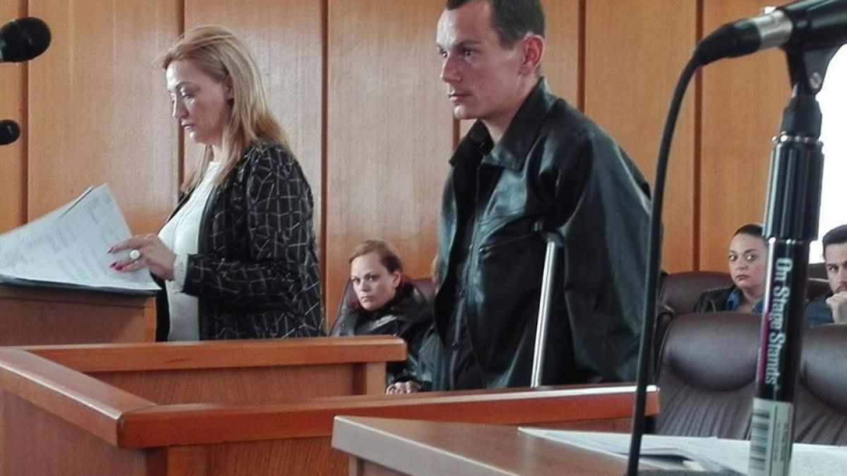 Момчето, което убило близначки-абитуриентки и приятеля си, иска да умре
