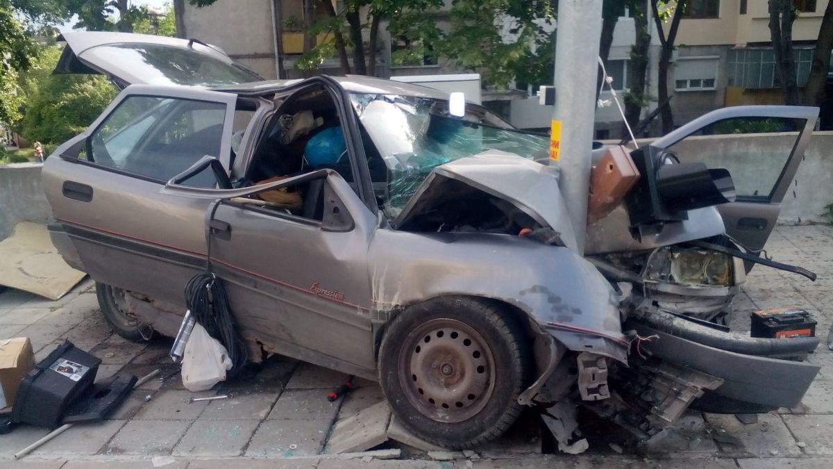 Брутални са последиците, когато на някого му прилошее зад волана във Варна! (СНИМКИ/ВИДЕО)