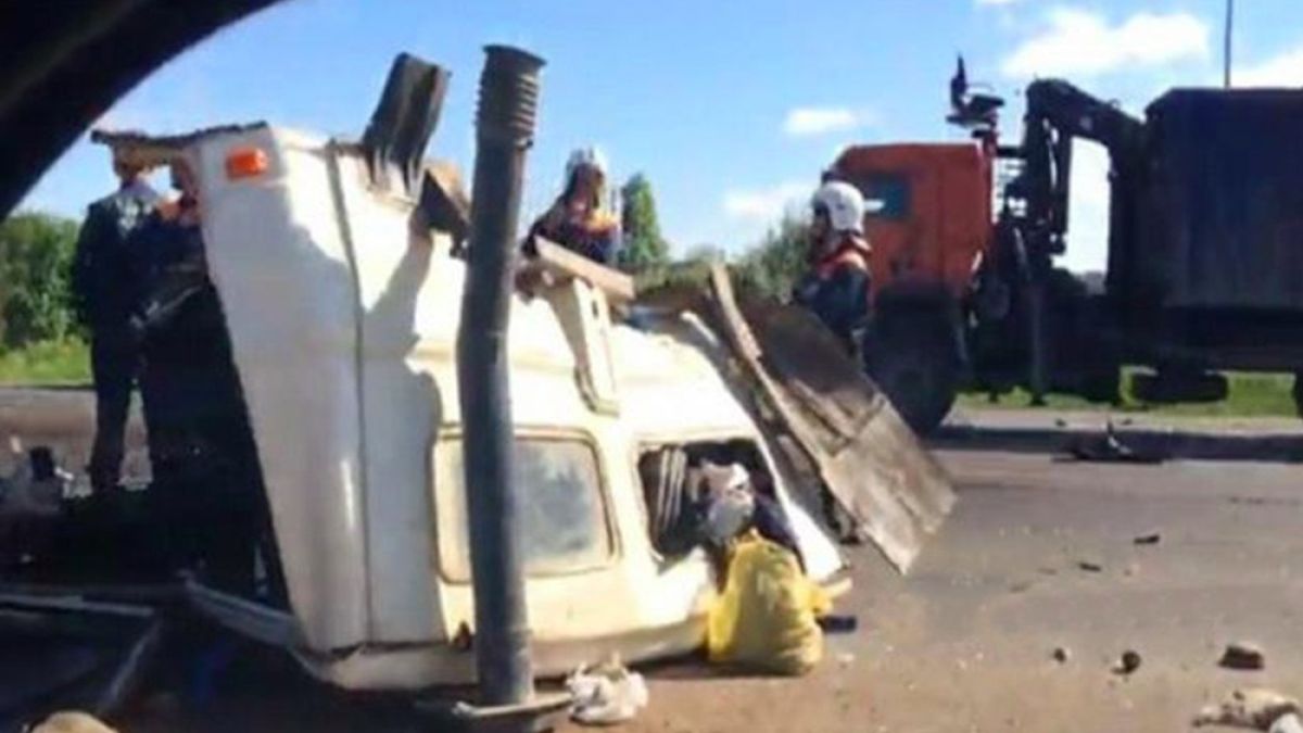 Шокиращо ВИДЕО! Два камиона се удариха челно при малоумно шофиране!