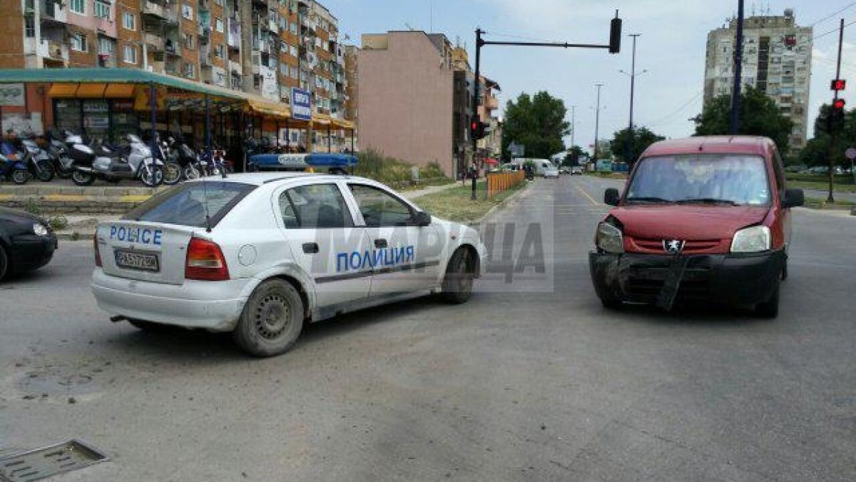 Ченге отне предимство и се натресе в репортерска кола 