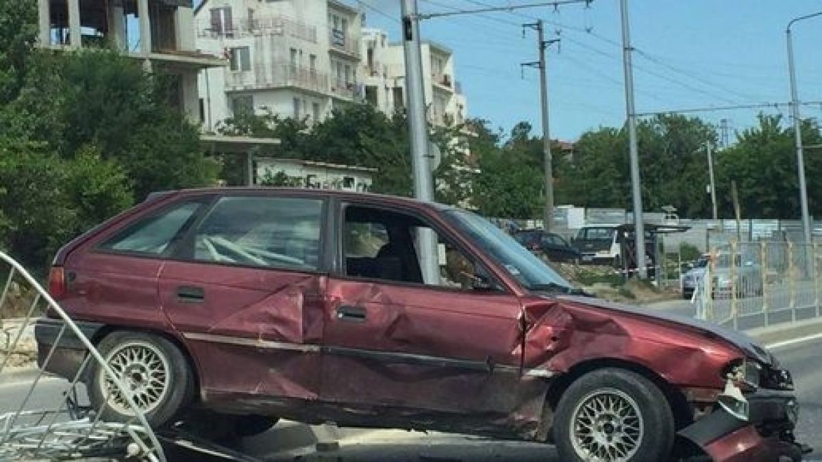 Автомеле във Варна! Кола премаза огражденията и влезе в насрещното (СНИМКИ)