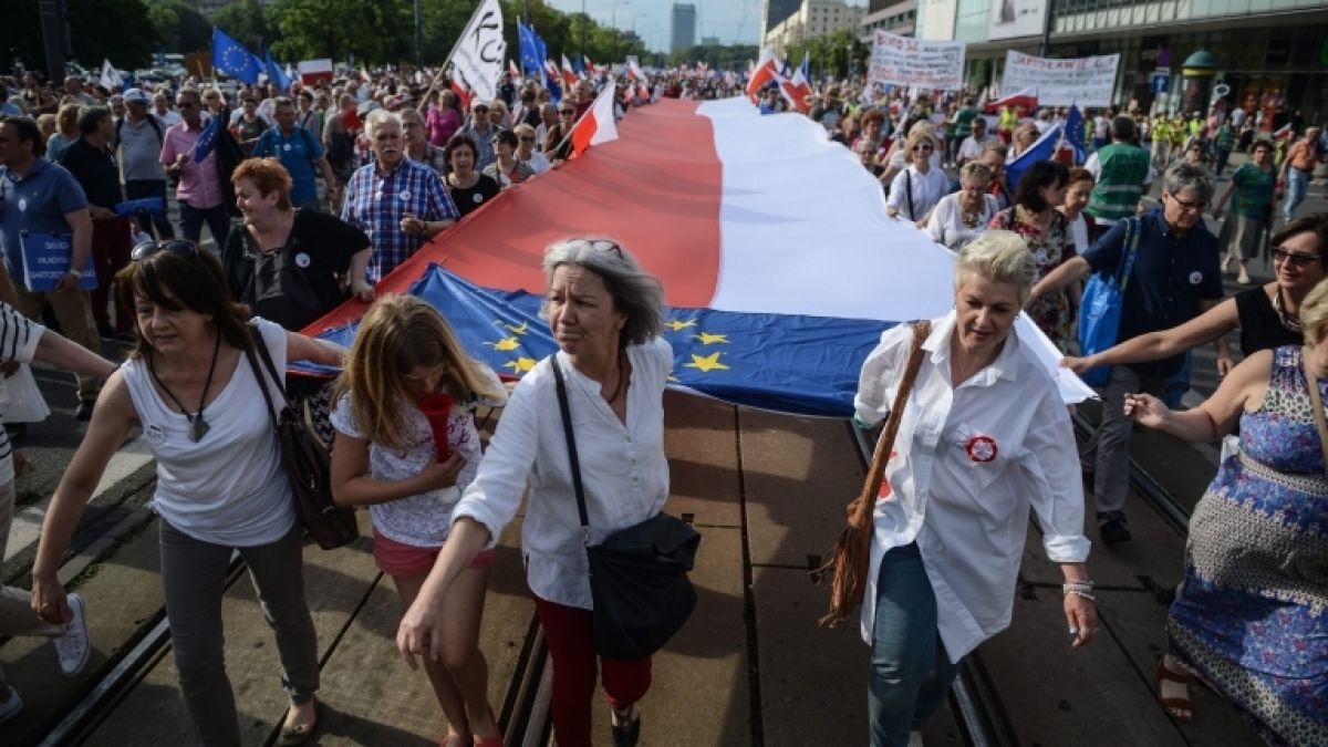 Демонстрации в защита на демокрацията в Полша