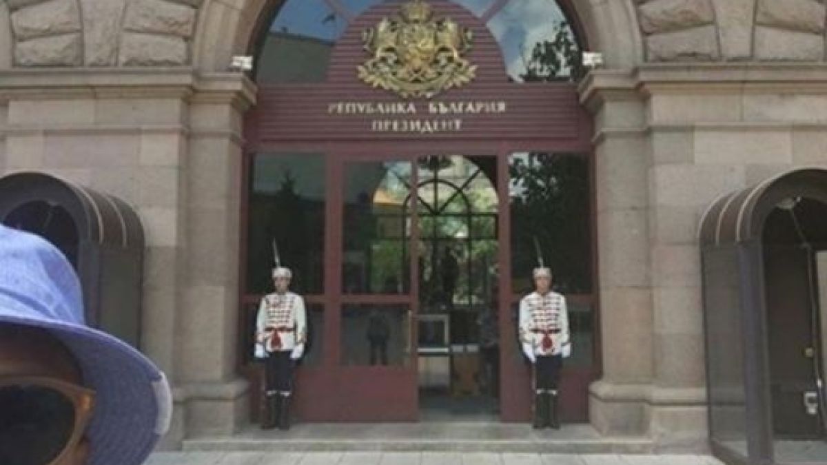Фейсбук завря! Заляха Самюел Джаксън с безумни предположения за селфито му в София 