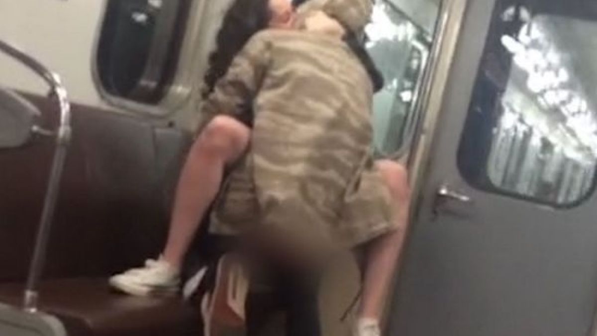 Загоряла двойка шокира пътниците в метрото (СКАНДАЛНО ВИДЕО 18+)  
