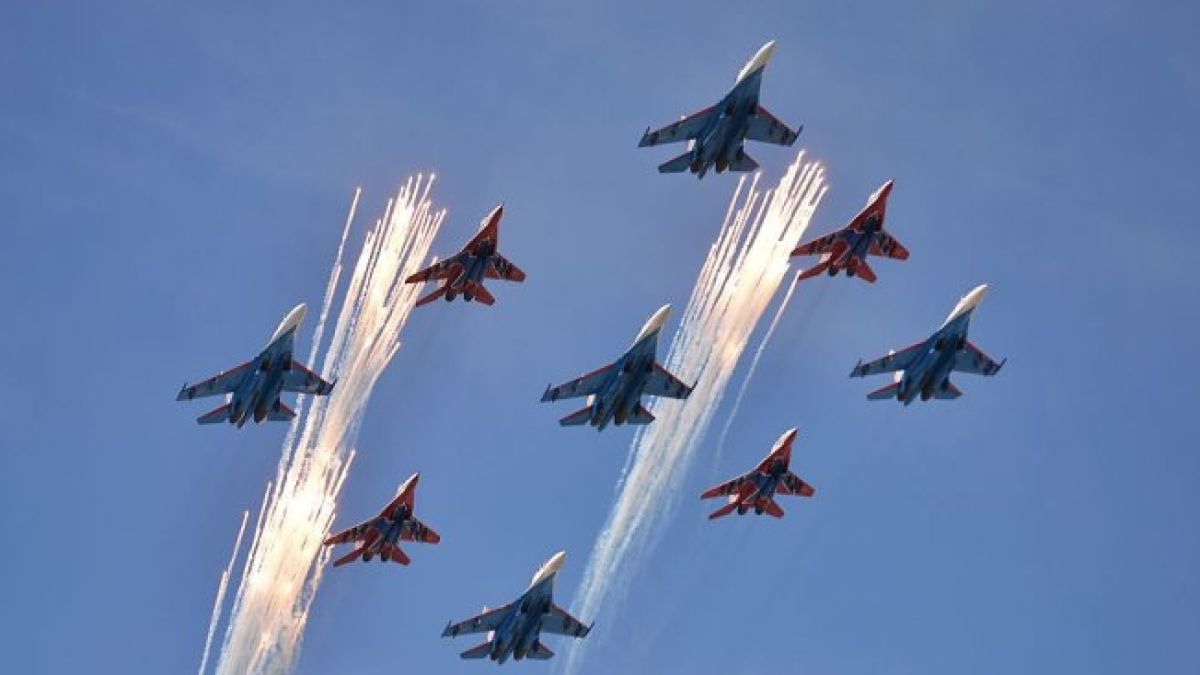 Су-27 от "Русские витязи" се разби край Москва, пилот го отклони от селце и загина (ВИДЕО)