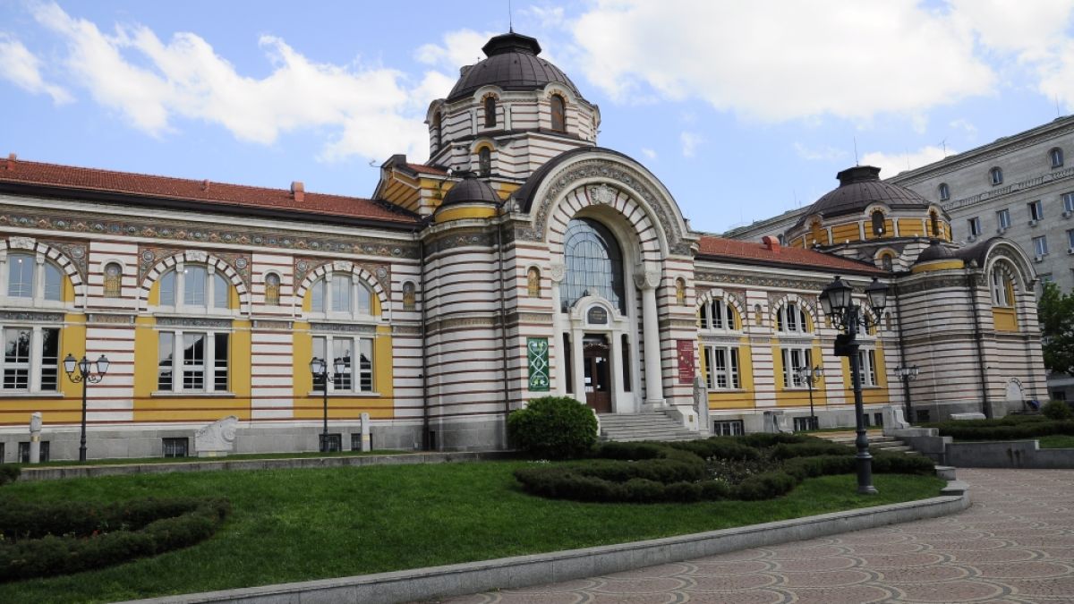 Първо в БЛИЦ! СНИМКА показа що за простотия е станала нощес край Централната баня в София 