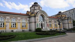 Първо в БЛИЦ! СНИМКА показа що за простотия е станала нощес край Централната баня в София 