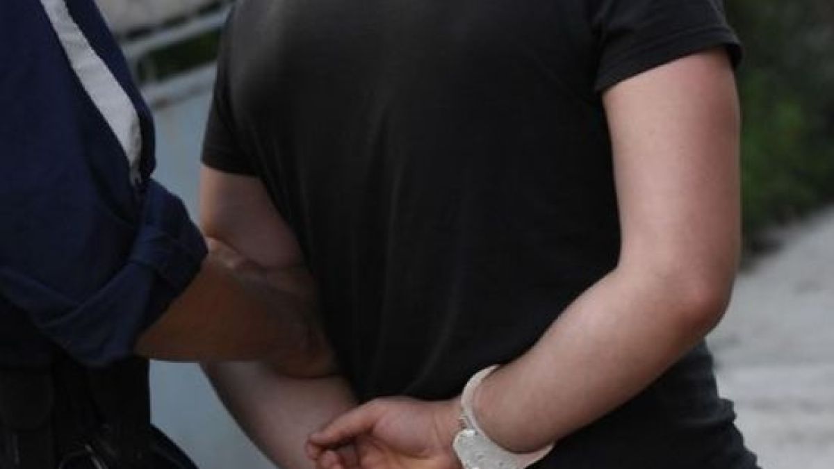 Арестите в Бургас продължават! Разбиха наркоквартира при зрелищна полицейска акция 