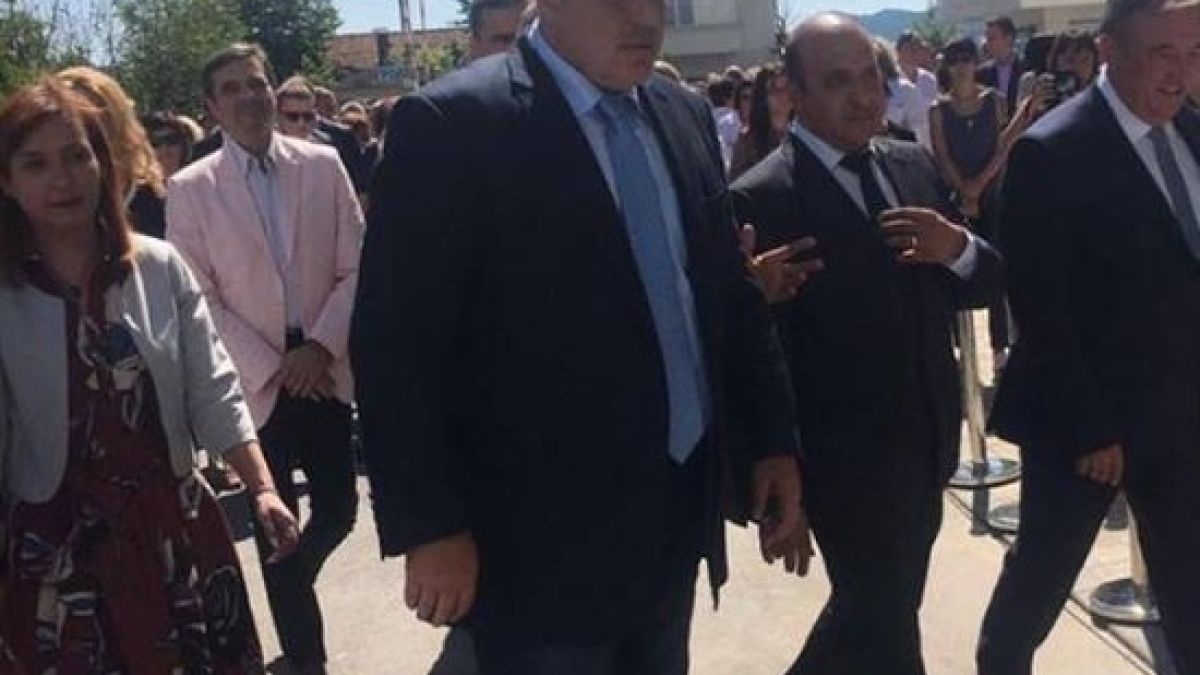 Дете в народна носия припадна, докато чакаше премиера 