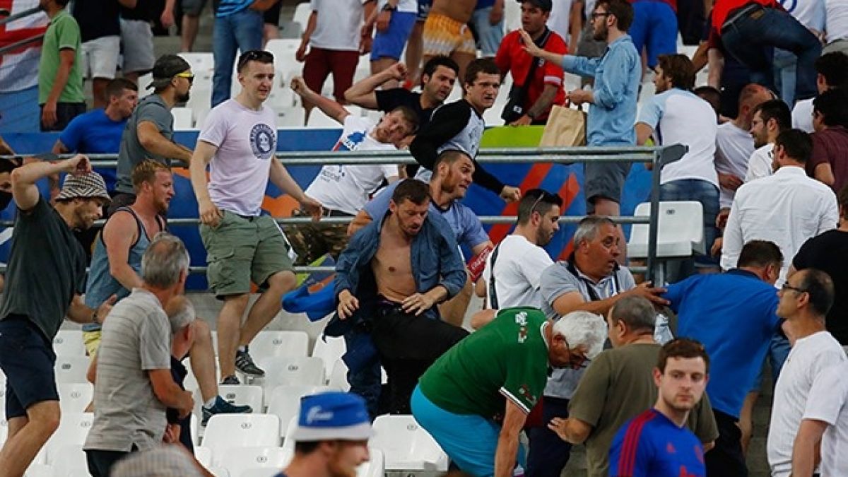 Здрав бой и по трибуните след Англия - Русия 1:1 (СНИМКИ/ВИДЕО)