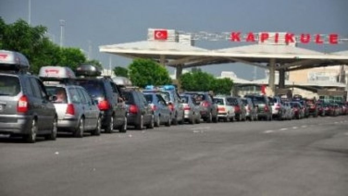Осемкилометрова колона от тирове задръства ГКПП Капъкуле
