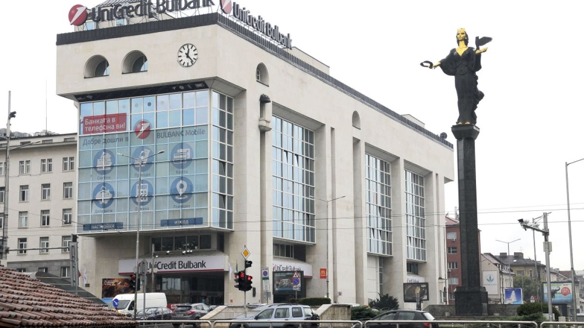 Нови правила влизат в сила за клиентите на голяма наша банка