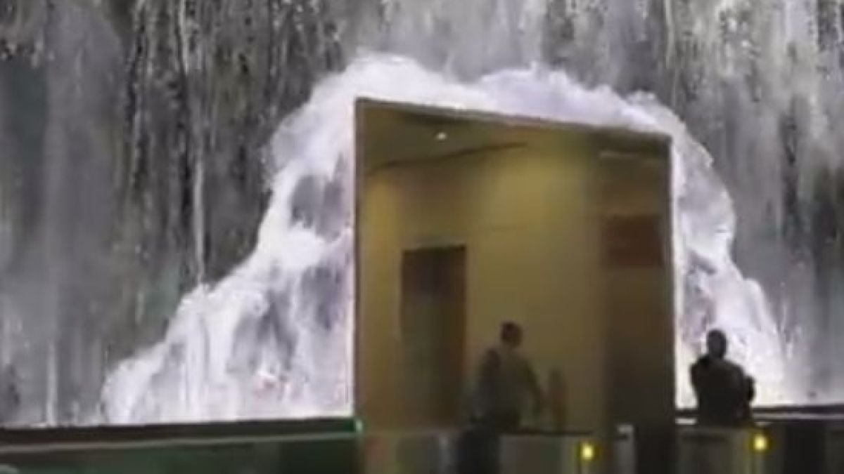 Служители отиват на работа, минавайки през.. водопад! (ВИДЕО) 