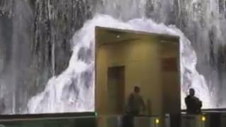 Служители отиват на работа, минавайки през.. водопад! (ВИДЕО) 