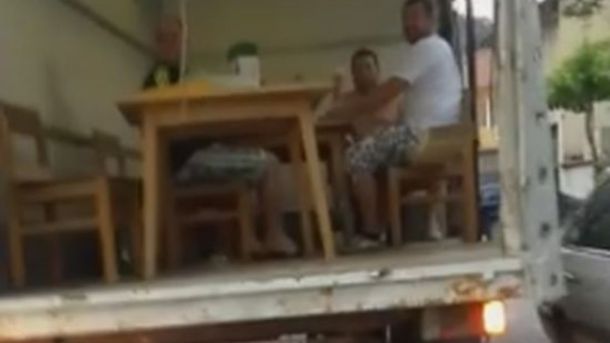 Трима в Ловешко си спретнаха як купон в каросерията на камион  (ВИДЕО)