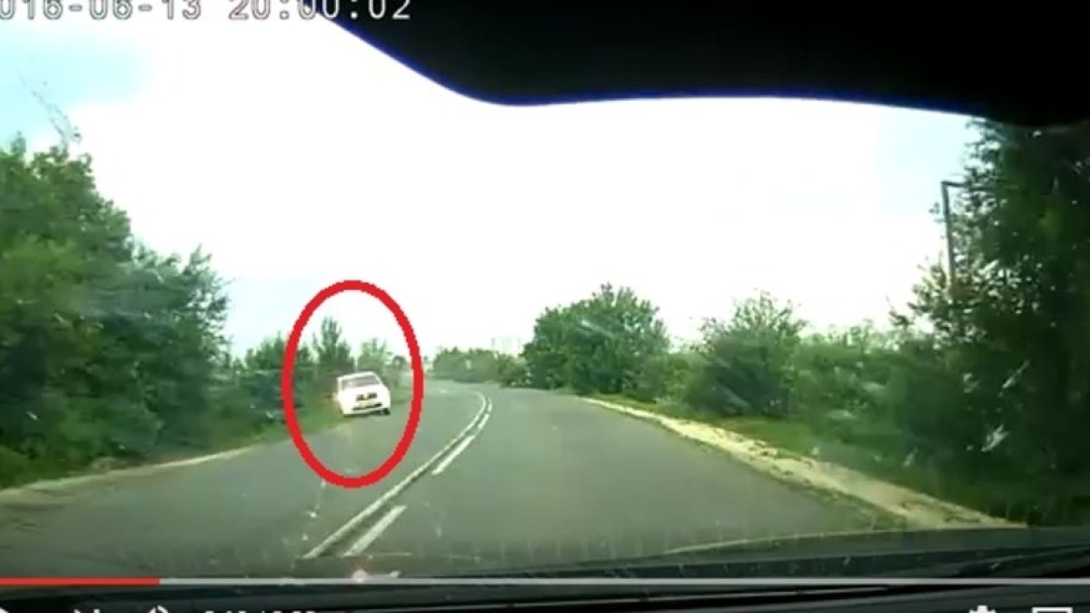 Ексклузивни кадри от кола на пътя край Варна! Само за миг и се случи нещо ужасно... (ВИДЕО)