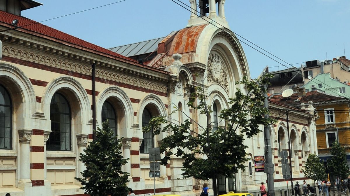 Извънредна ситуация в центъра на София, полиция отцепи Халите
