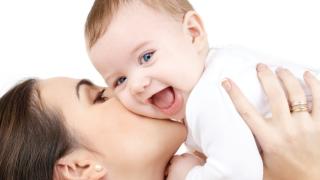 Детските добавки на работещите родители няма да се спират