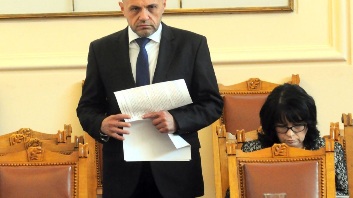 Томислав Дончев отговори на твърденията на БСП за скандални далавери с европари в МОН 