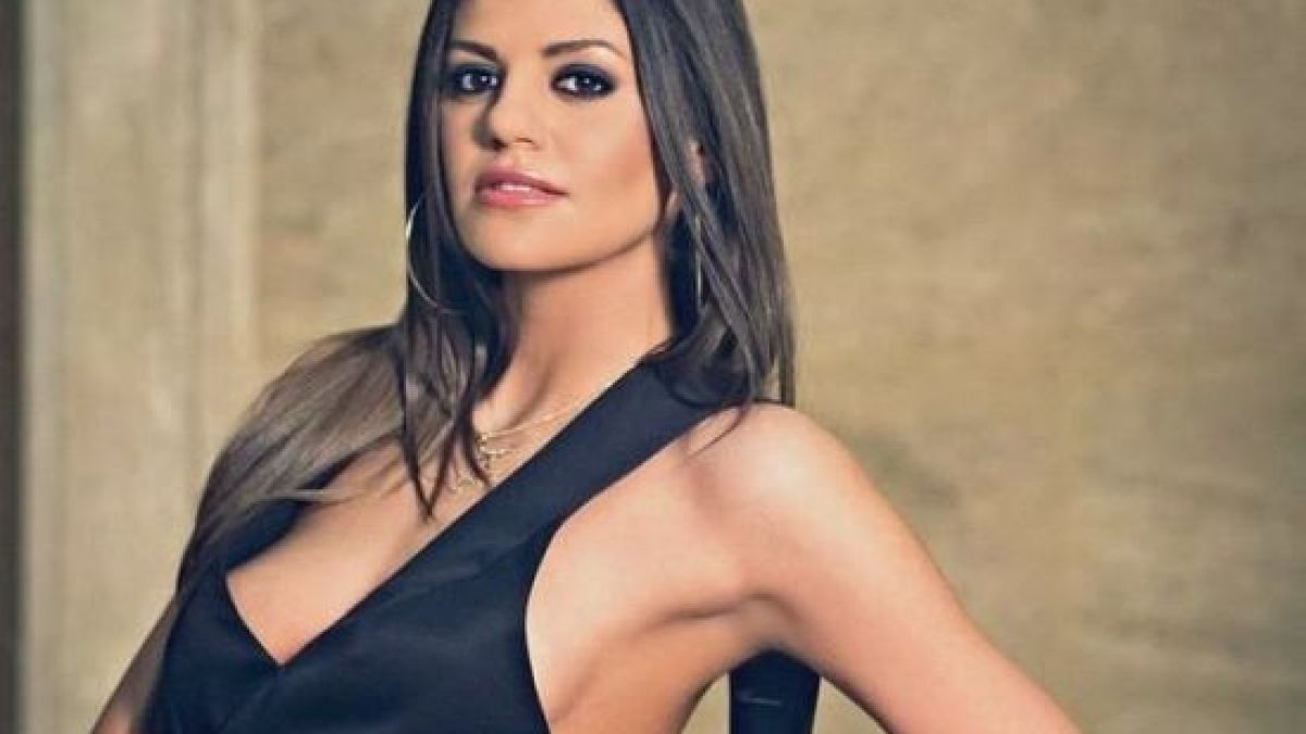 Михаела Филева си пусна СНИМКА с мъжка ръка върху разголеното ѝ бедро. Кой е той?
