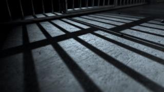 Това не се случва всеки ден! Затворник пропадна през таван при опит да избяга (СНИМКИ)