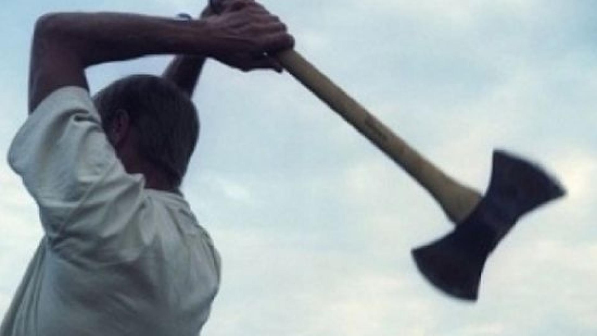 Психар скочи с брадва на баща си във Варна и...