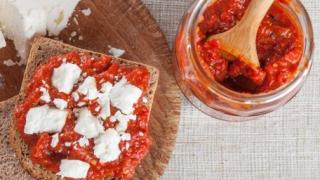 Лютеницата става най-вкусна без печене и белене на чушките, ето го номерът