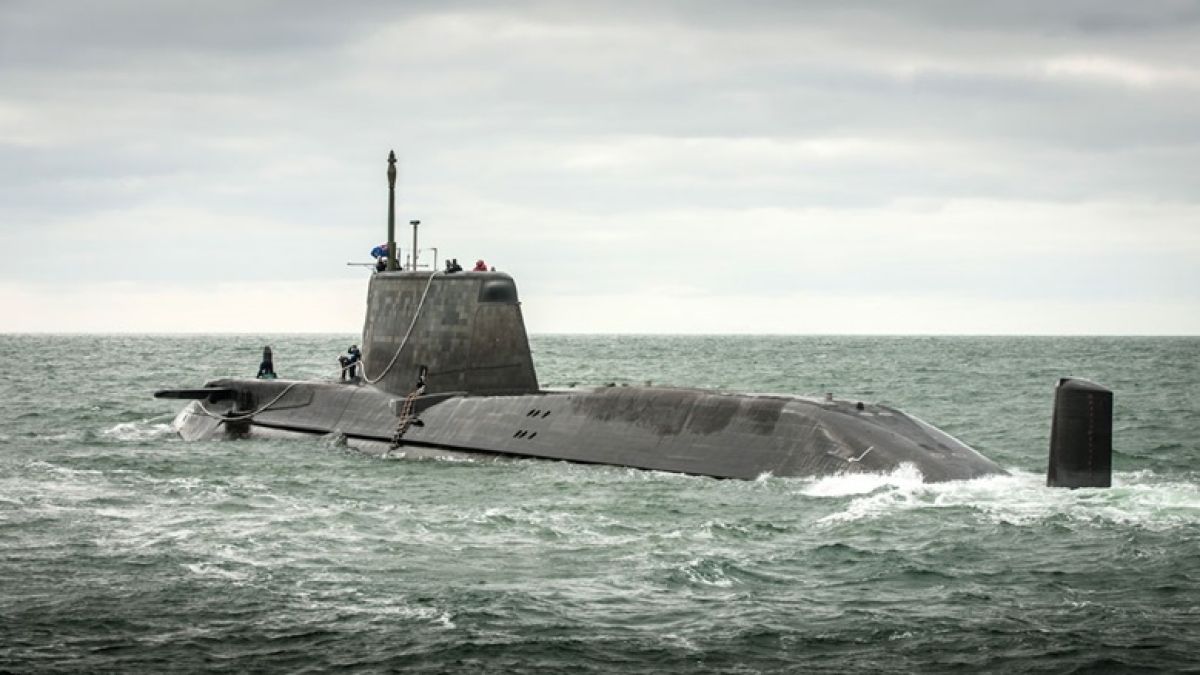 Британска атомна подводница се блъсна в търговски кораб до Гибралтар