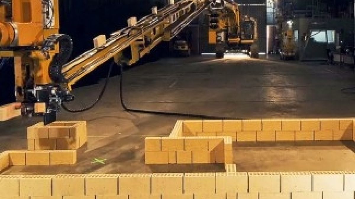 Уникално! Този робот реди по 1000 тухли на час  (ВИДЕО)