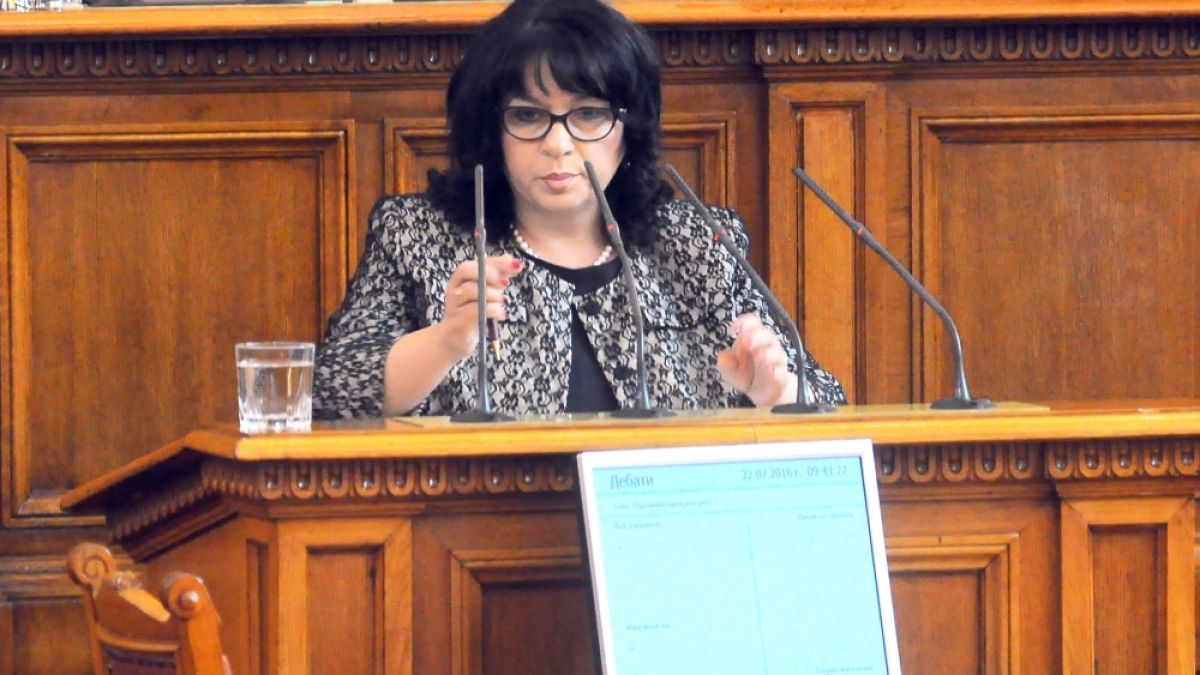 Петкова обясни защо изритаха Румен Овчаров от енергийния сектор