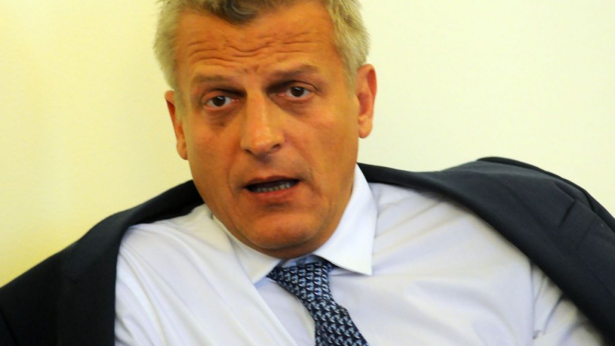 Служебният здравен министър погва обществената поръчка на Москов за ваксините