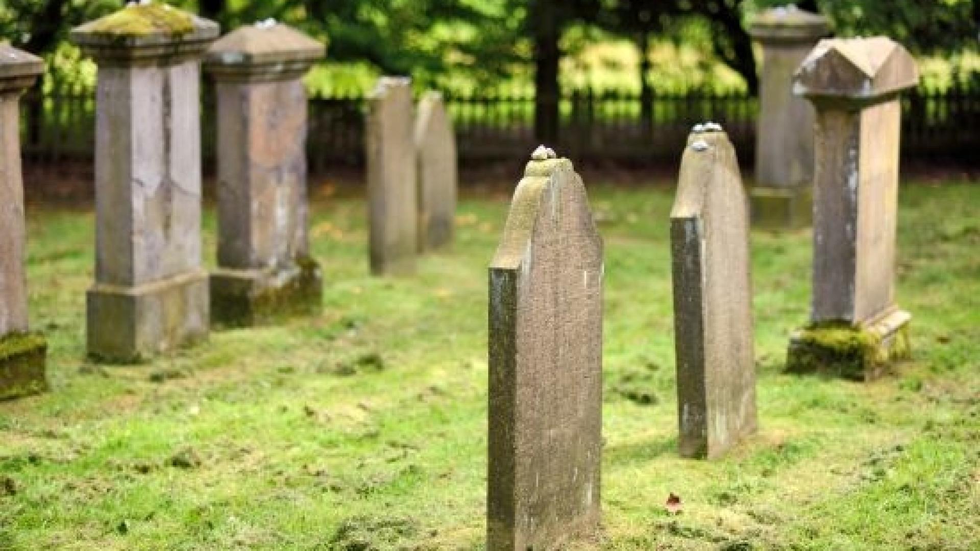 Влюбен тийнейджър вилня на гробището в Трилистник и го сполетя...