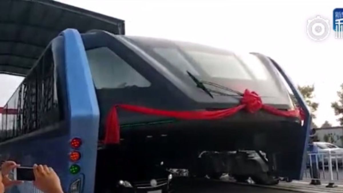 Тестваха автобуса на бъдещето в Китай (ВИДЕО)