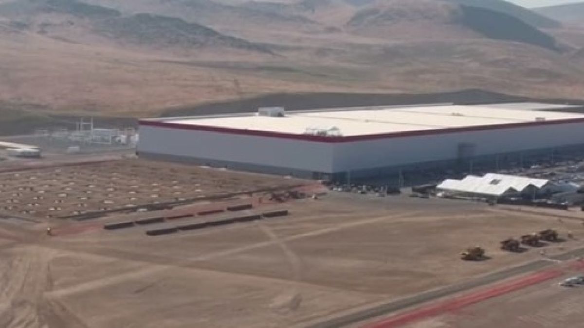 Gigafactory на Tesla започна производството на батерии (ВИДЕО)