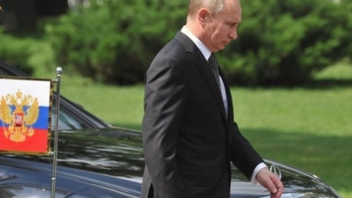 Уникално! Ето какъв "звяр" се крие под капака на Путинмобила (СНИМКА)