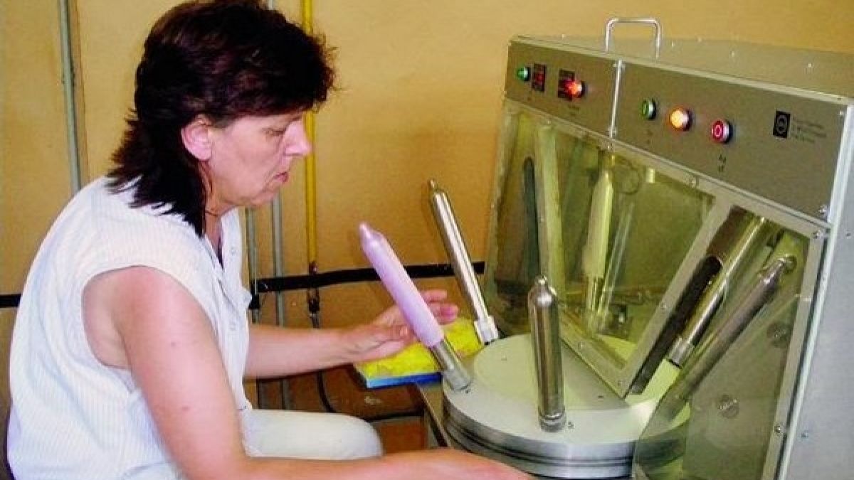 Спомени от соца: Историята на кондомите „made in BG” (СНИМКИ 18+)